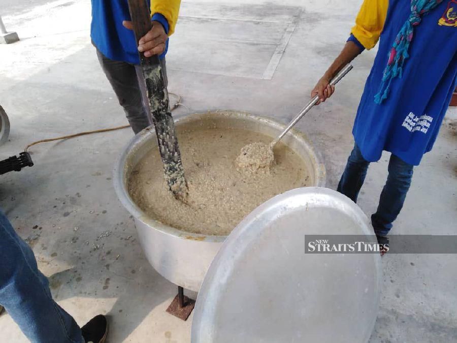 Community gets together to prepare 'bubur lambuk' for the needy