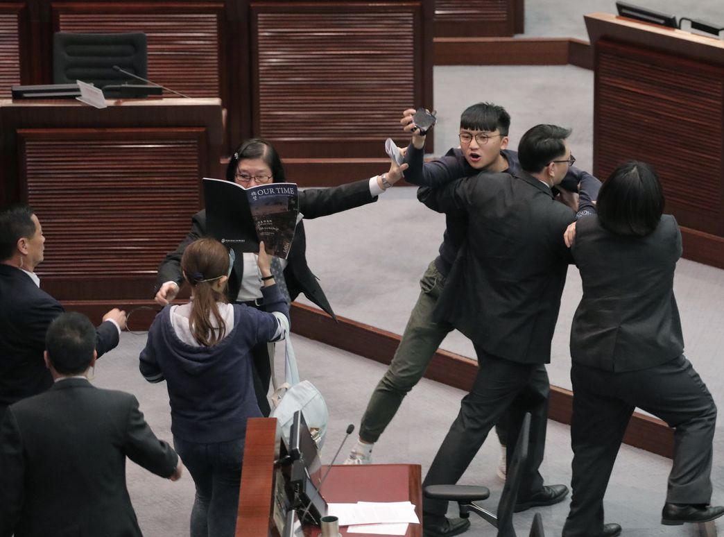 【国歌法】众志3人涉违立会权力条例 拒认罪押明年审