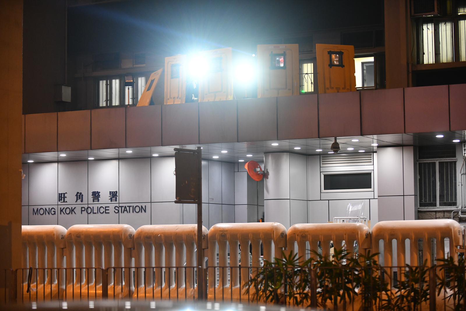【修例风波】太子站外喷胡椒水带走2人 近百警深夜再出动驱散
