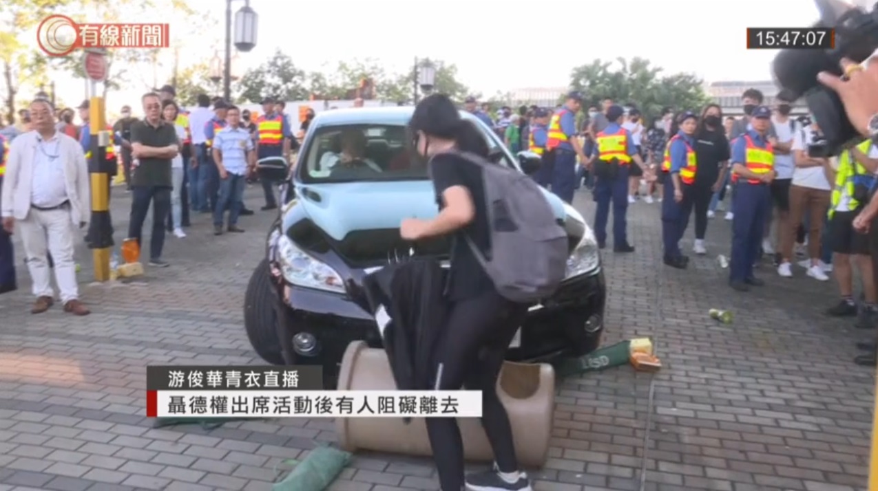 【修例风波】示威者青衣包围聂德权座驾 硬物掷爆挡风玻璃
