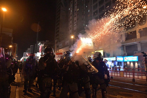 网民号召再堵香港机场 警严阵部署水炮车戒备