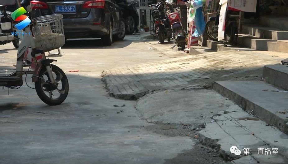 商铺门口筑斜坡被拆 店家质疑城管择性执法