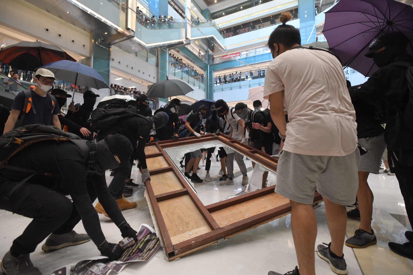 【修例风波】示威者破坏新城市广场设施 新地强烈谴责滋扰租户顾客