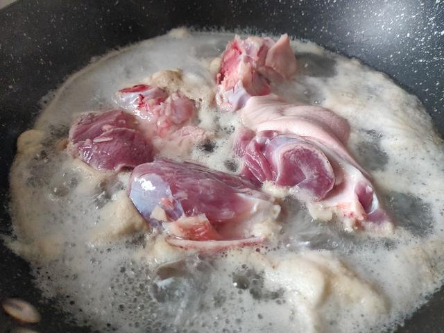 新鲜四季豆和猪肉一起烧，做出这道家常菜，清香又不腻一盘不够吃