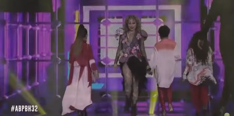Singer Stacy slammed online for ‘tiger show’ in fashion fail (VIDEO)