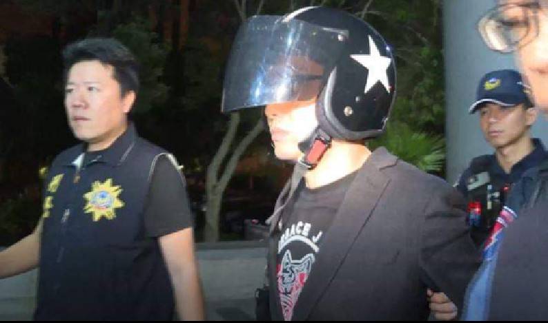连千毅狼狈移送侦讯十小时，眼神已死