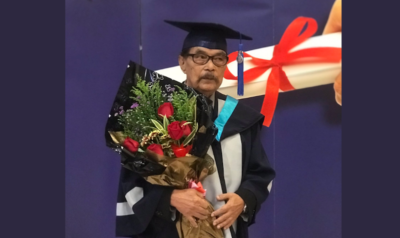 87-year-old Malaysian granddad graduates with degree, inspires many youth