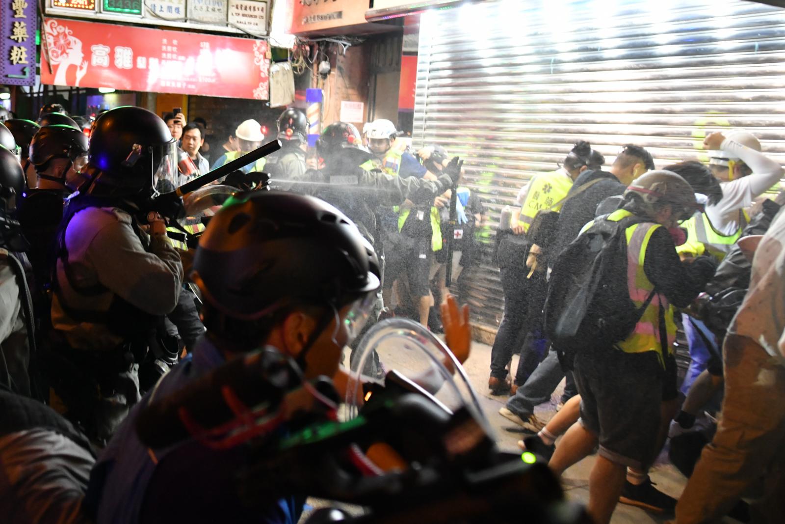 【修例风波】疑不满行人路遭推跌 市民弥敦道与防暴警推撞