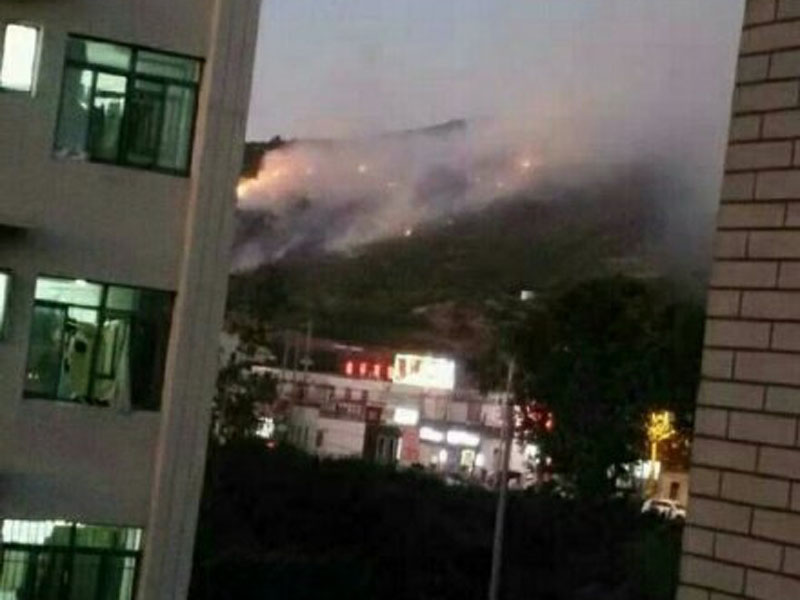 江苏连云港市花果山突发山火 未造成人员伤亡