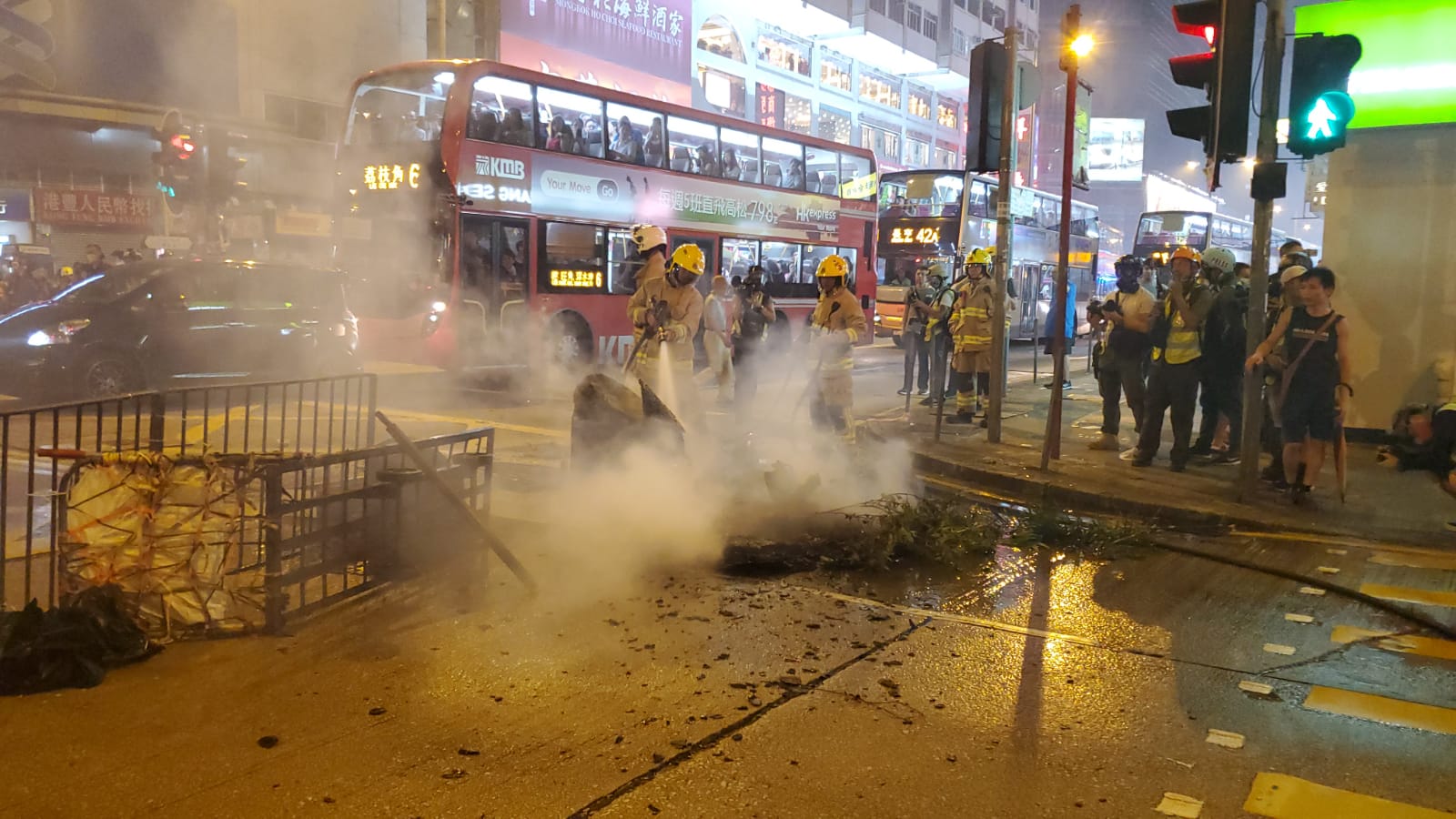 【修例风波】示威者旺角警署外纵火 遭逾百防暴警驱散（多图有片）