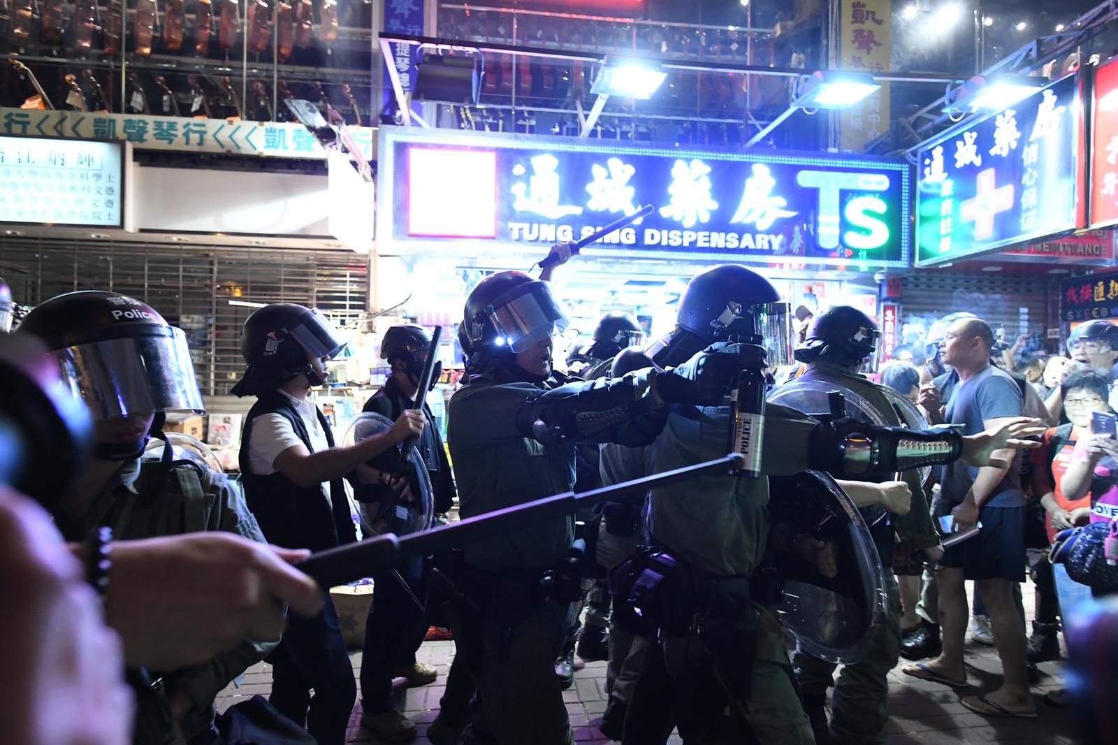 【修例风波】警旺角开枪清场 疑有女警员乔装示威者拉人