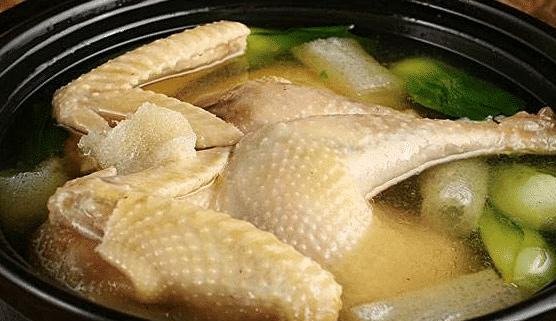 炖鸡汤最“忌讳”直接焯水，应该这样做，鸡肉不柴，汤味更鲜