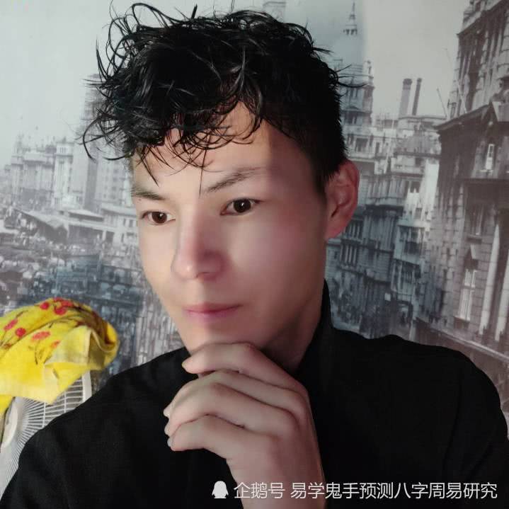 伤官见官竟遇渣男，官杀攻身无印解救，夫妻宫冲婚姻破碎