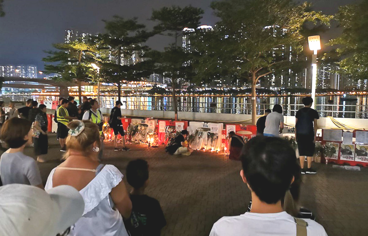 警方指荃湾28岁浮尸男案件无可疑 黑衣市民公园烧衣拜祭献花