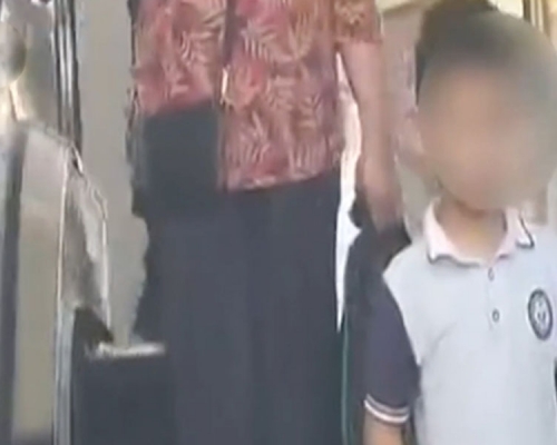 因功课问题被妈妈教训 嫲嫲带孙儿离家出走