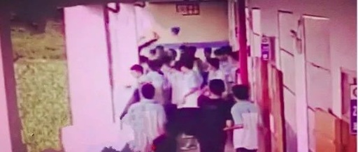 中学生被同学从四楼扔下：为何“肇事者被欺负”会成为争议焦点？