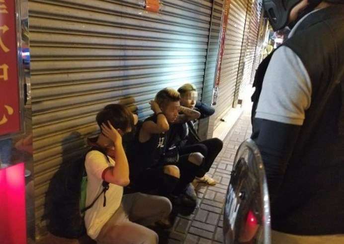 港防暴警旺角警署外清场 拘捕至少10男女