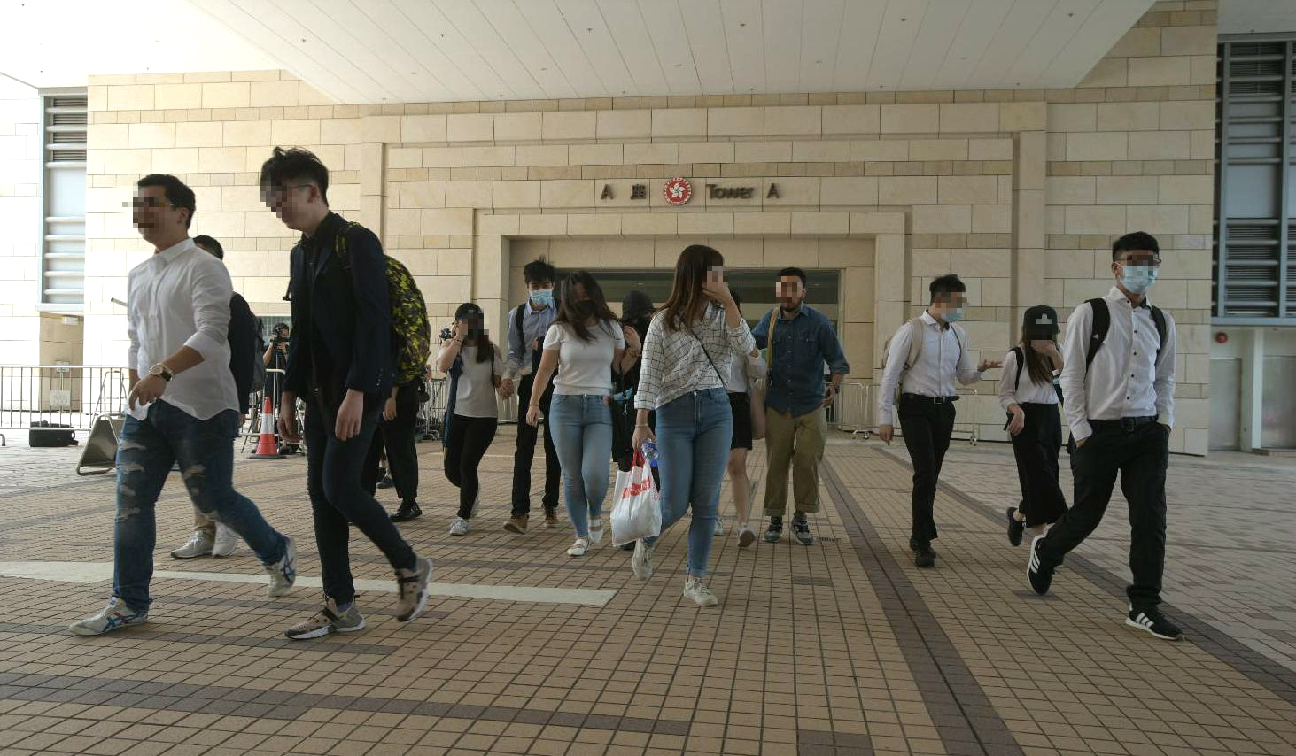 【上环冲突】涉暴动罪16人获取消宵禁令 22岁女离港缺席聆讯遭法庭通缉