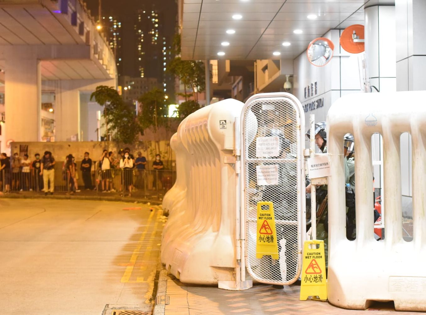 【修例风波】市民太子站外再聚集 防暴警一度举蓝旗