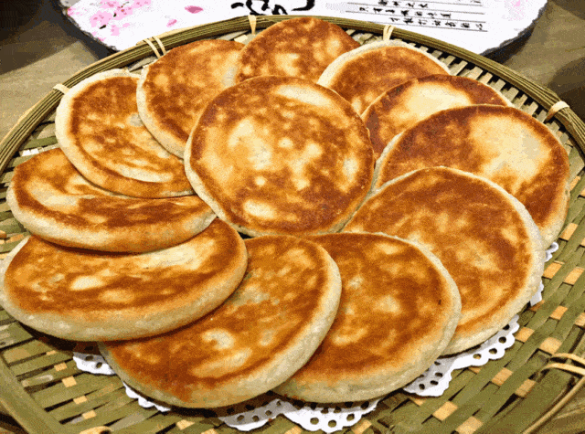 人靓味美！90后美女爱笑美女做美食烧饼，小伙跑几十公里来买