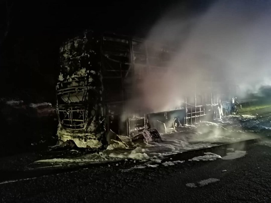 旅游巴士轮胎突爆胎着火　乘客下车安全逃生