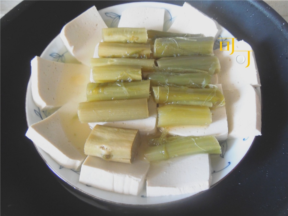 这道菜有人极爱，有人极怕，霉苋菜梗与豆腐一起蒸着吃，你试过吗