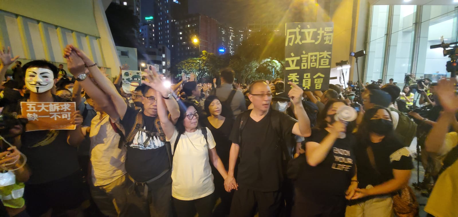 【修例风波】伊馆外不少示威者为中年人 社民连促林郑兑现承诺下台