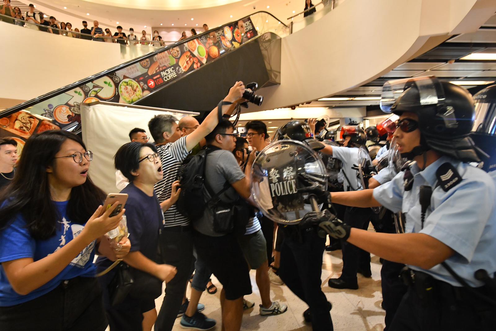 【修例风波】港铁宣布沙田站暂时关闭 东铁綫列车不停站