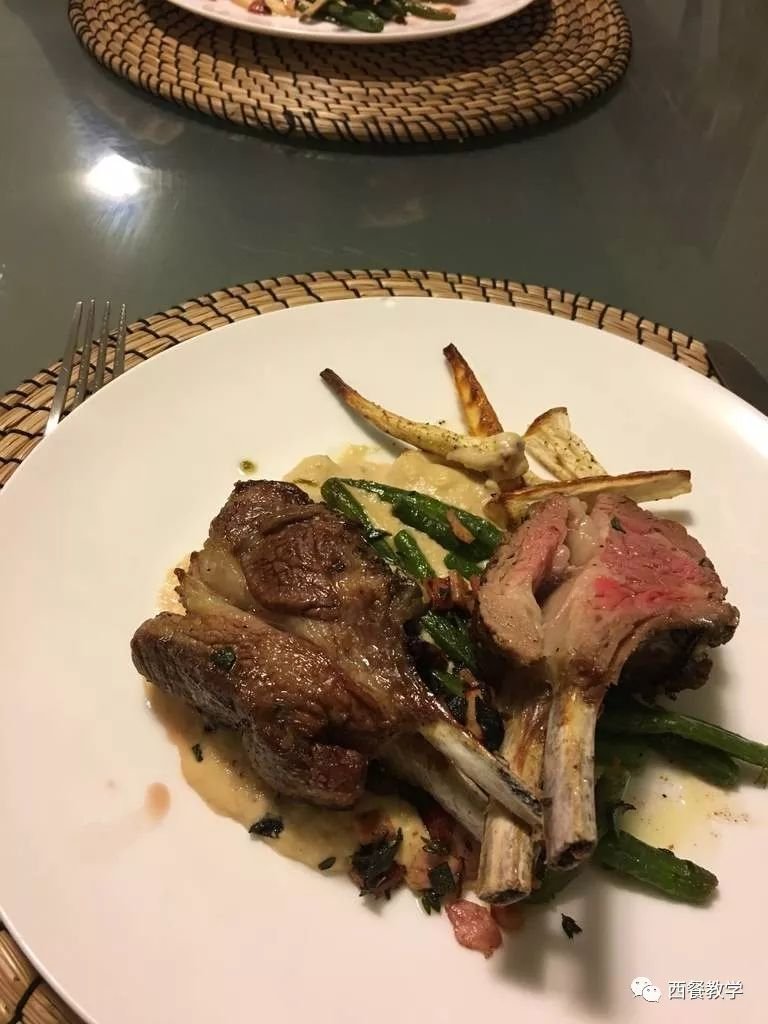 学个大菜！烤羊肋排配绿菜豆和洋葱泥
