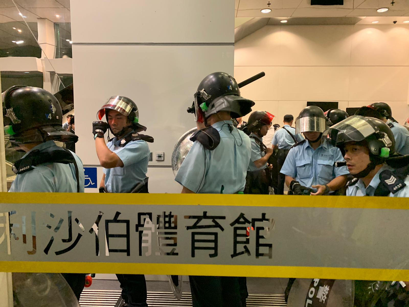 【对话会】警方警告湾仔伊馆一带示威者停止违法行为