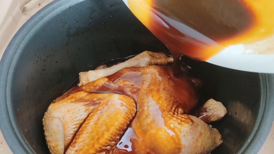 电饭锅烤鸡，这样出来的无水无油，香嫩可口，比外面的烧鸡还好吃