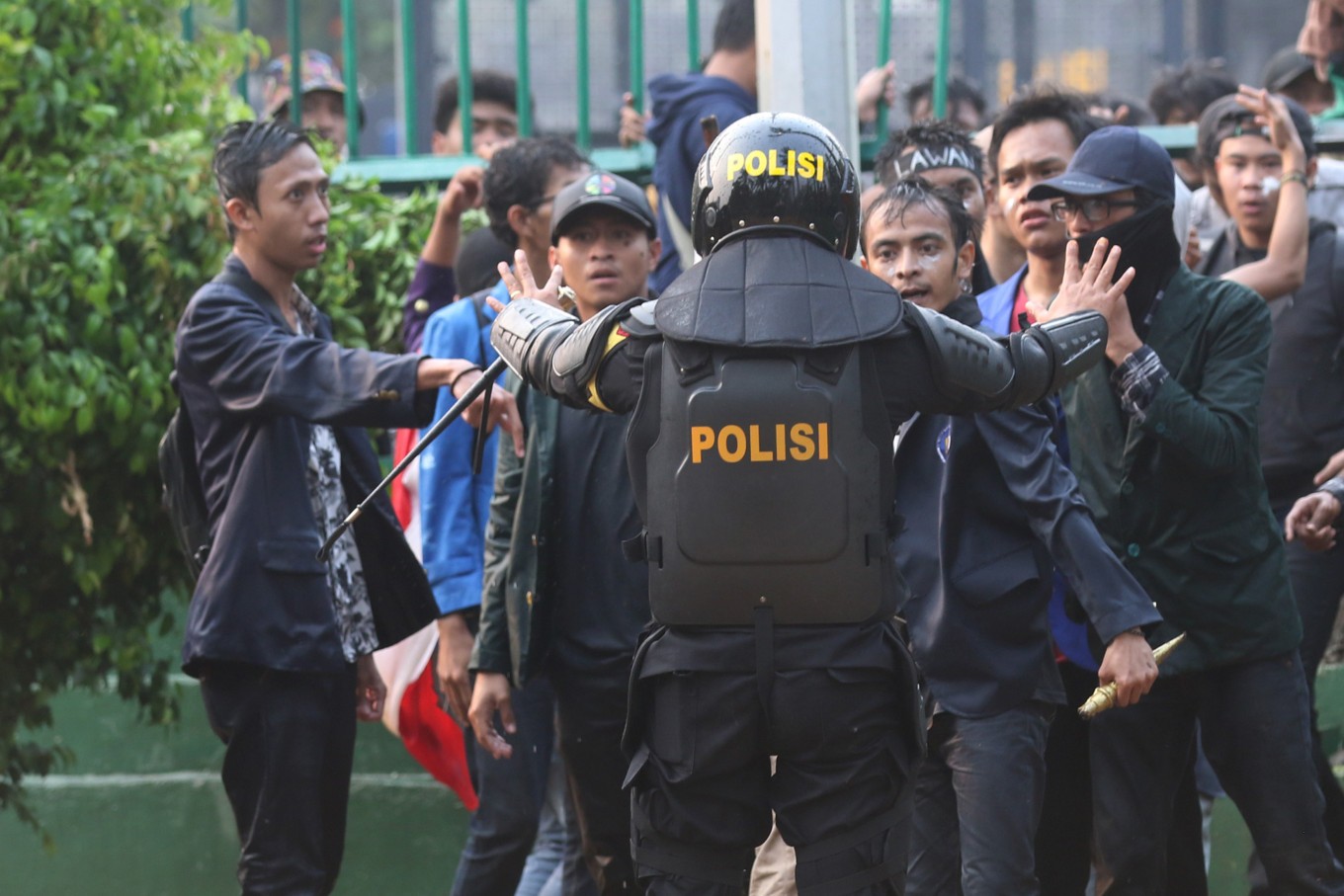 Officers equipped with guns during deadly student protest in Kendari face disciplinary actions