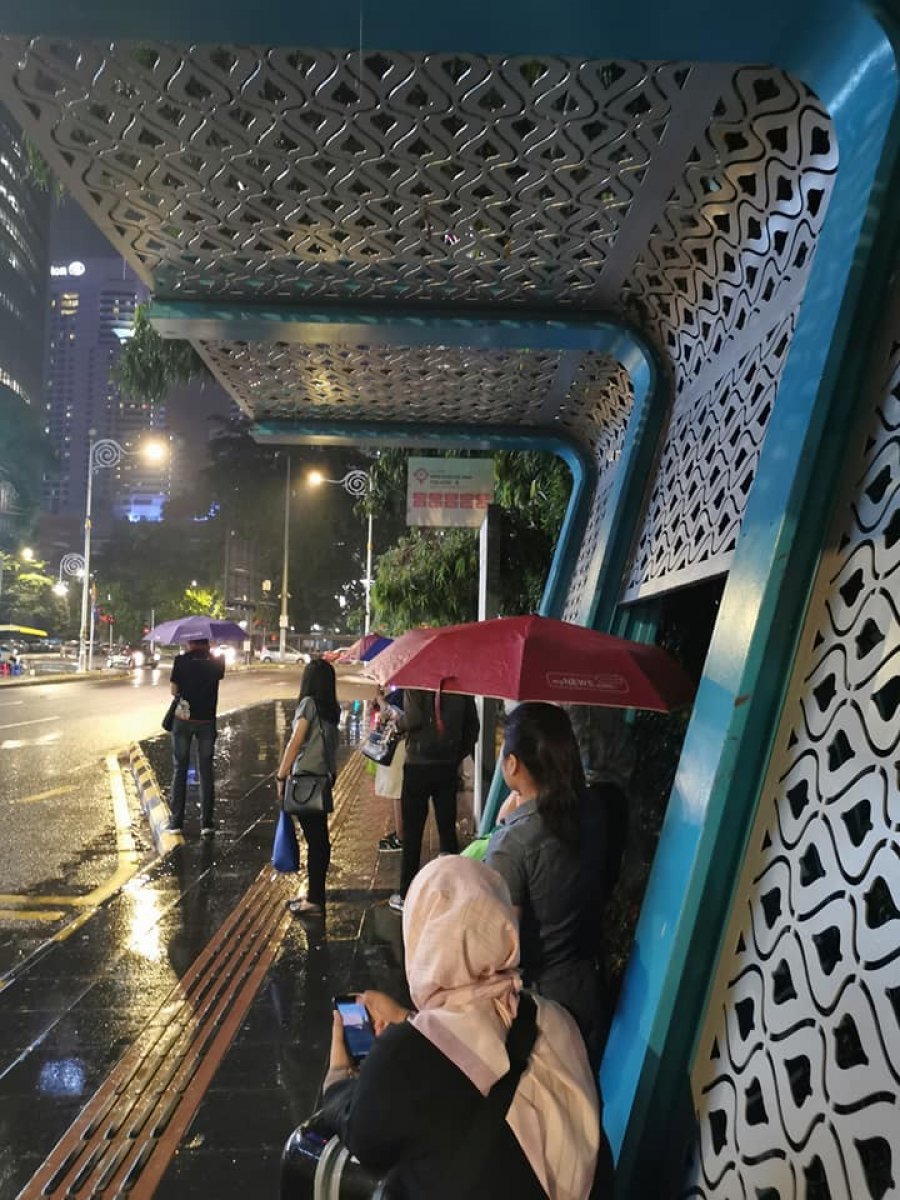镂空造型巴士站引热议　隆市局：未建好