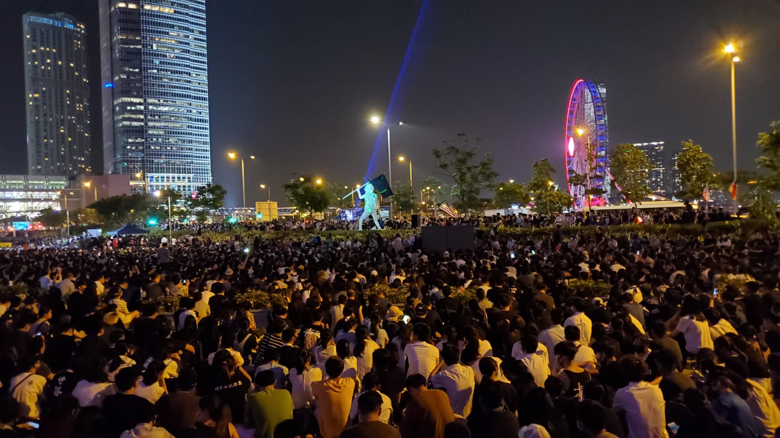 【修例风波】中环亮「手机灯海」关注新屋岭 大会：5万人参与