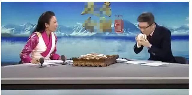 主持人吃“牛粪面包”，刚吃一口就喷了出来，网友：味道怎么样？