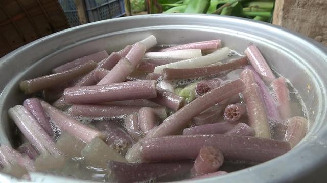 男子捉了5斤黑鱼，在河里采了种特别食材，一起炖成汤真鲜