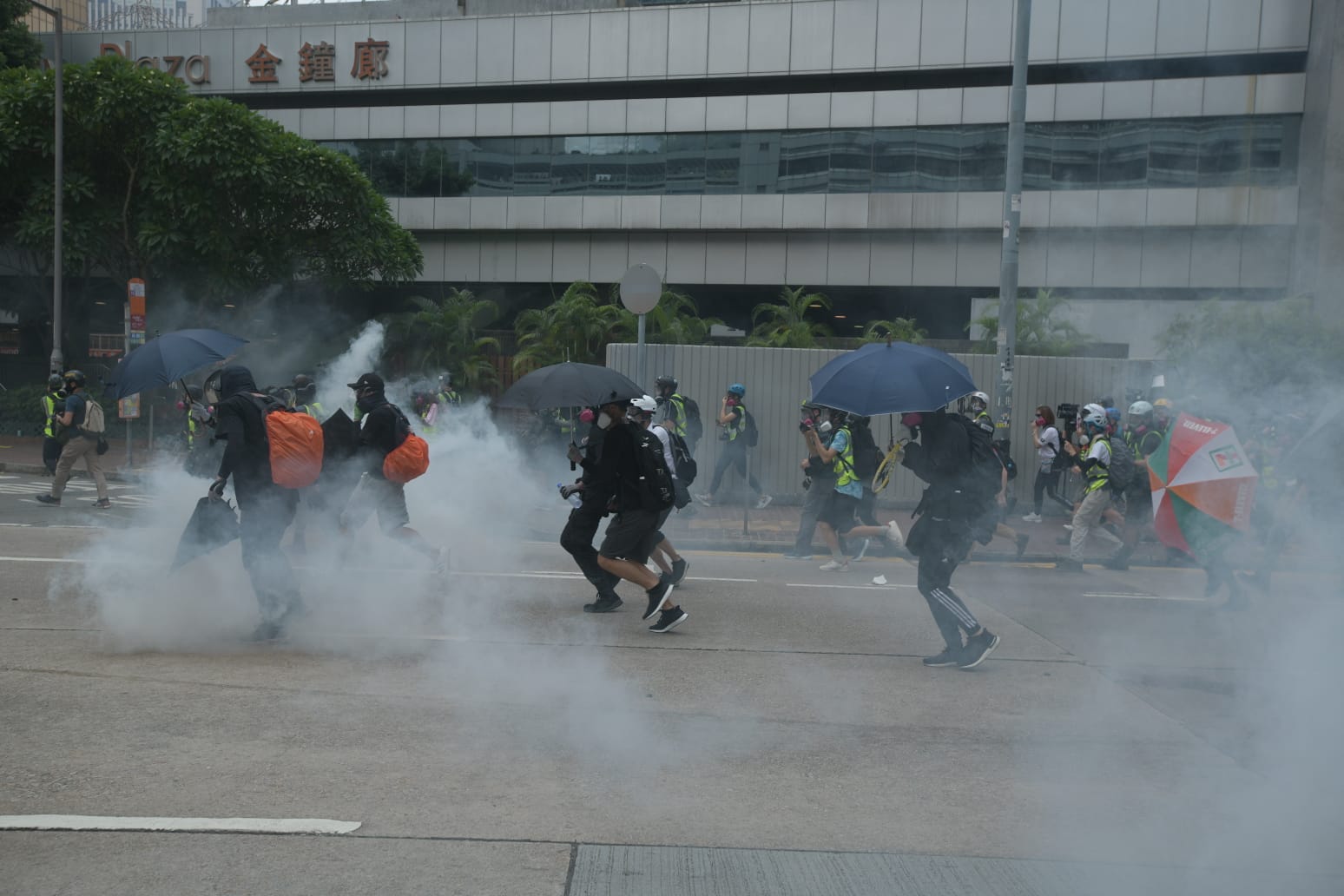 【修例风波】射催泪弹后警方离开金钟道 大批示威者冲前再佔路