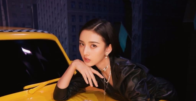 宋祖儿转型撕漫女了？穿丝绸灰衬衫＋牛仔裤简单时尚，发型很加分