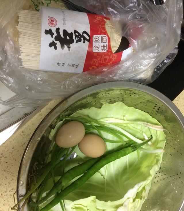 百吃不厌的“包菜鸡蛋炒面”10分钟就搞定一锅，简单美味