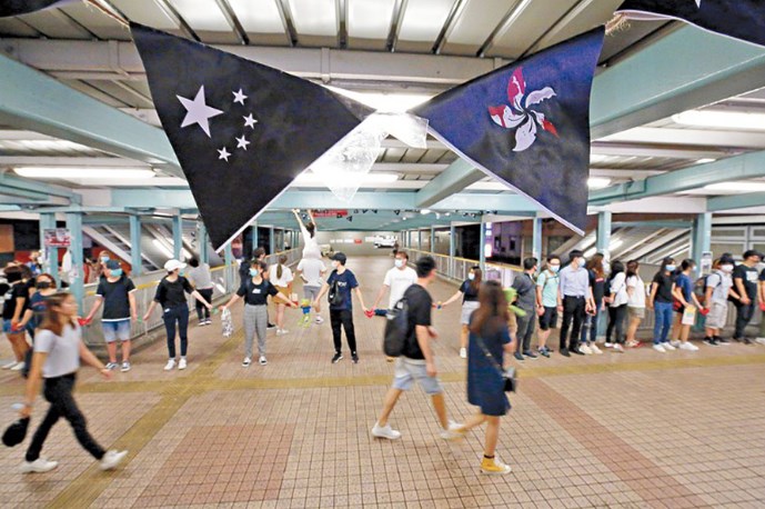 黑色五星旗区旗再挂 违法集会涌现