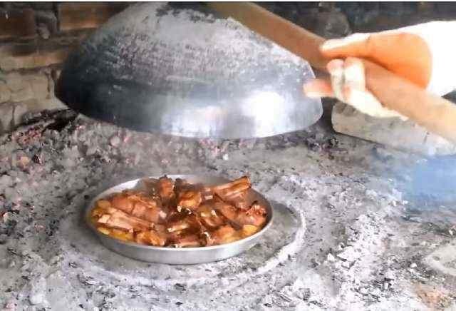 老奶奶卖肉不煮不炖，一份60路人嫌脏，识货大叔包圆后路人却后悔