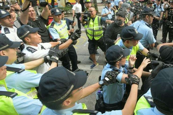 港示威者「十一」游行 与撑警人士爆发冲突