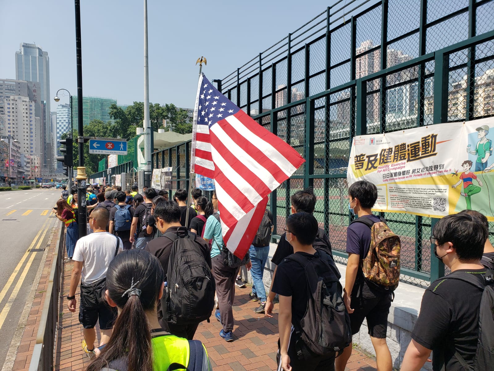 【修例风波】黑衣人荃湾沙嘴道聚集 佔据道路撒溪钱