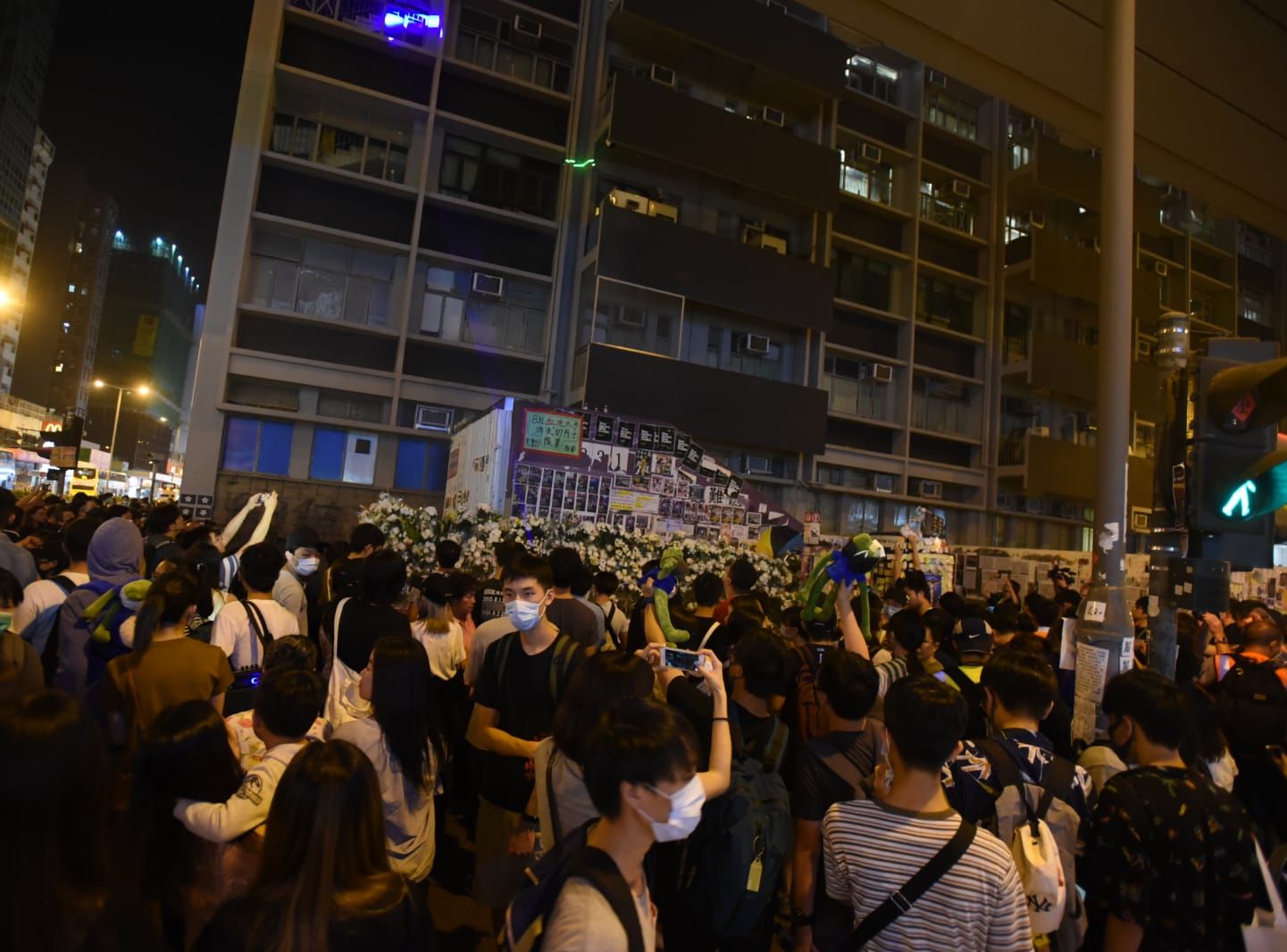 【修例风波】群众太子站外聚集 镭射灯照旺角警署