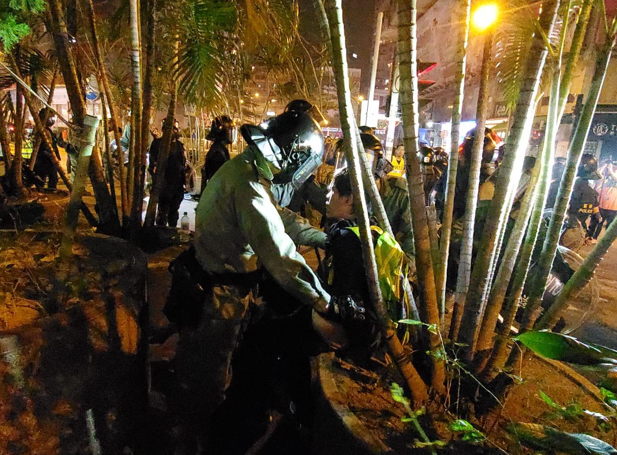 【修例风波】示威者昨晚旺角警署外聚集 警员执勤时遗失伸缩警棍