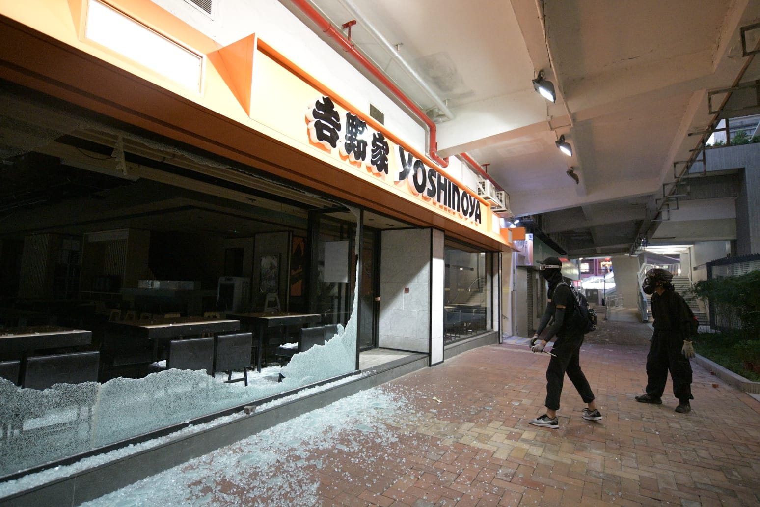 【修例风波】吉野家分店连环遭破坏 屯门店冒烟消防到场