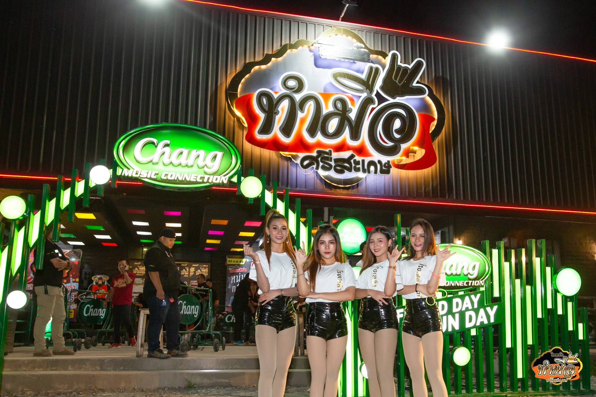 Badass elderly lady casually downing drinks at Thai nightclub gives new meaning to siam diu for life