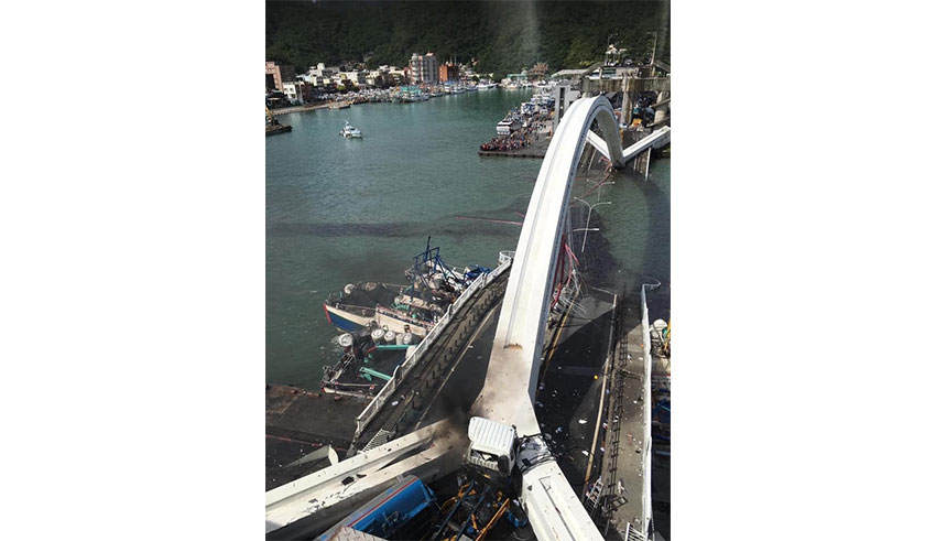 台湾跨港大桥坍塌 增至3死3人仍失踪