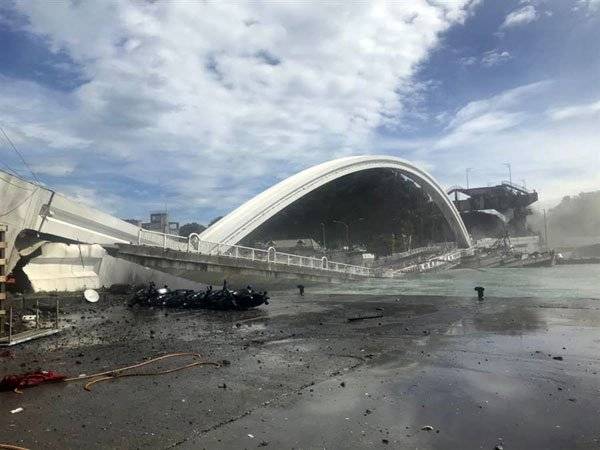 台湾知名景点 , 宜兰跨港大桥坍塌 !