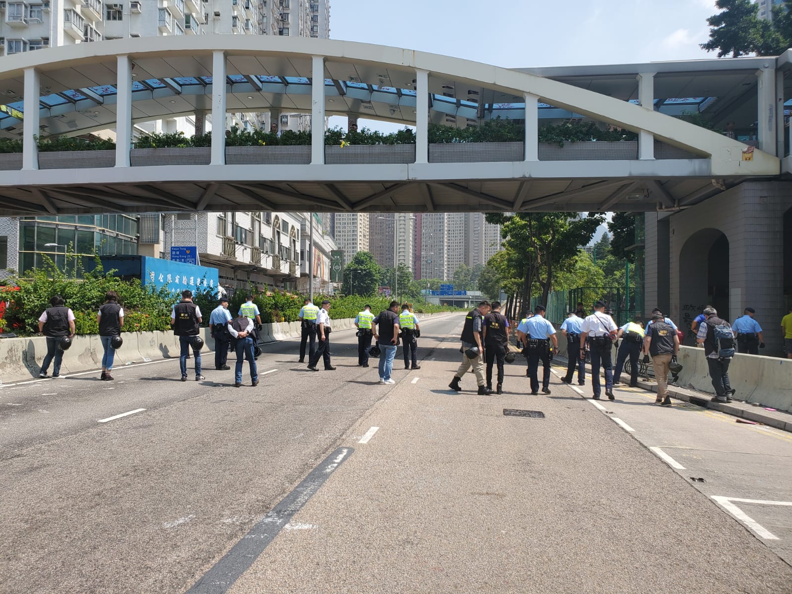 【修例风波】大批警员地毯式搵弹头 龙翔道往荃湾方向一度封路